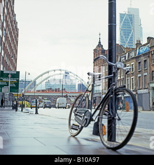 Neuen oberirdischen Eisenbahnbrücke im Bau in Shoreditch East London England UK Stockfoto