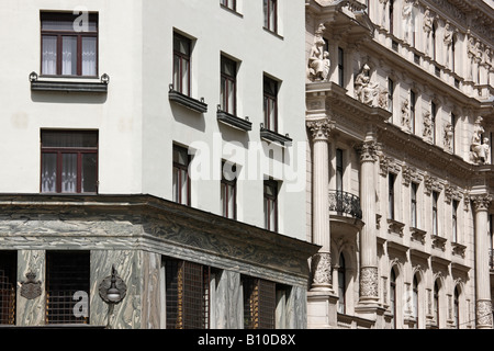 Wien, Michaelerplatz, "Looshaus", Erbaut 1910-1911 von Adolf Loos, Fassadendetail Und Historistisches Nachbarhaus Stockfoto