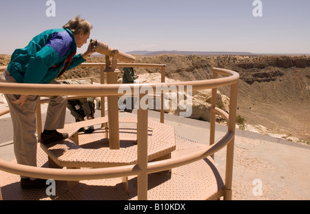 Kaukasischen Mann (50-60) Ansichten Meteor-Krater Arizona USA Stockfoto