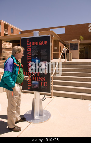 Kaukasischen Mann (50-60) liest Eingangsschild am Meteorkrater in Arizona USA Stockfoto