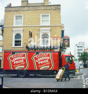 Ein London Pride Ale-Lieferwagen vor der Artillerie Arms Pub Dufferin Street London England UK KATHY DEWITT geparkt Stockfoto