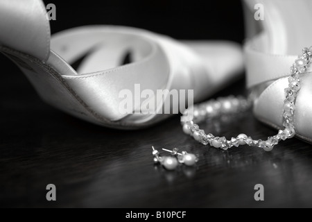 Hochzeitsschuhe und Schmuck genommen in schwarz / weiß Stockfoto