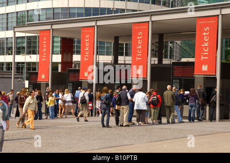 Touristen-Leute Schlange, um Tickets für The Tower of London UK Stockfoto