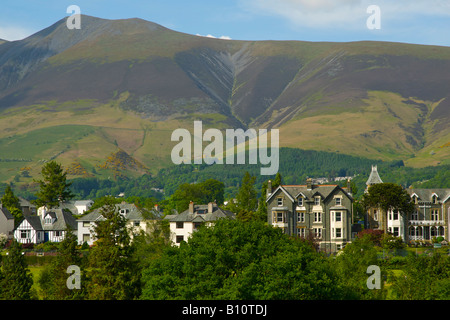 Häuser und Hotels in Keswick, Cumbria, Nationalpark Lake District, England UK (Skiddaw ist der Berg im Hintergrund) Stockfoto