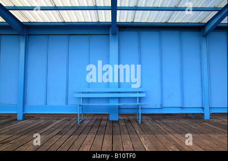 Eine leere blaue Bank auf eine alte pier Stockfoto