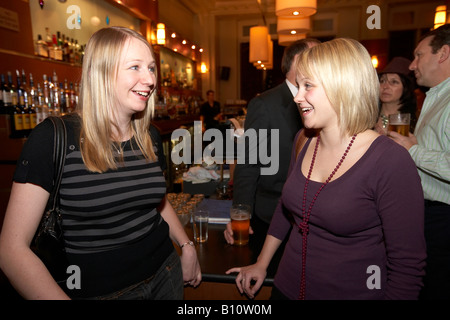 30. November 2007-Kunden genießen Sie die Atmosphäre in den Jazz Käfig Bar Kingston upon Hull East Yorkshire England UK Stockfoto