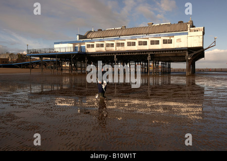 Beach Comber mit einem Metalldetektor am Strand vor dem Pier Cleathorpes North Lincolnshire Stockfoto