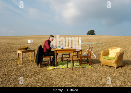 Mann sitzt am Tisch im Zimmer im Freien zu essen Stockfoto