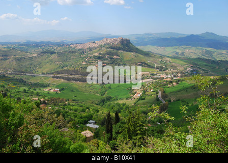 Panoramablick auf umliegende Landschaft, Citta di Enna Provinz Enna, Sizilien, Italien Stockfoto