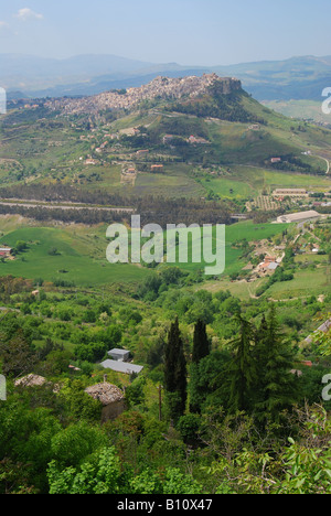 Panoramablick auf umliegende Landschaft, Citta di Enna Provinz Enna, Sizilien, Italien Stockfoto