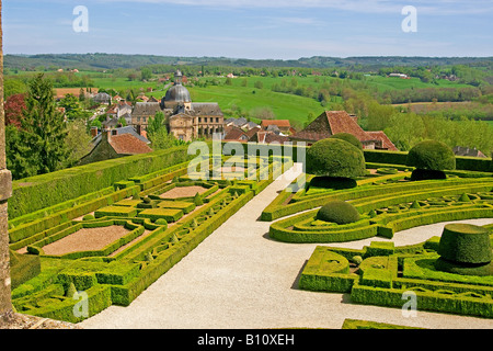 Blick über die Gärten im Chateau de Hautefort über die Stadt in der Region Dordogne Frankreich Stockfoto