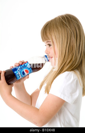 Pepsi Cola Cola Flasche Mädchen Kind trinken trinken Schluck trinken globale Marke Marken-branding Zucker süßen Geschmack f Marketing Stockfoto