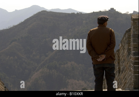 Traditionell gekleidete chinesische Senioren (Mann), Blick auf Mauer (Mutianyu Abschnitt) am frühen Morgen. Stockfoto