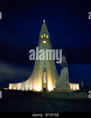 Statue von Leifur Eiriksson vor Hallgrims-Kirche, Reykjavik, Island. Stockfoto