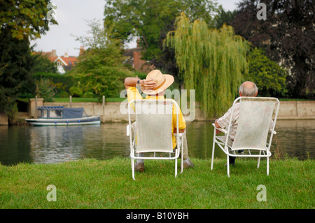 Ältere Männer sitzen an Themse Stockfoto