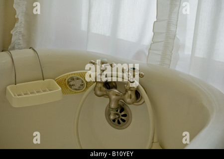 alte Mode antike Keramik Badewanne Badewanne Fenstervorhänge Stockfoto