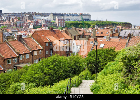 Treppen, die in Whitby Stadt mit Blick über die Dächer. North Yorkshire, Großbritannien Stockfoto