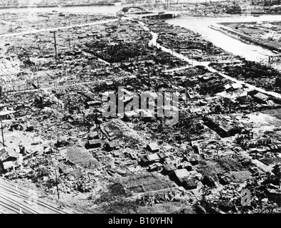 Kleiner Junge, der eine Atombombe fiel im Jahr 1945 auf Hiroshima, Japan. Stockfoto