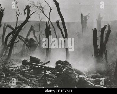 Kanoniere von der 23. Infanterie feuern 35-mm-Geschütze während einen Vorschuss auf eine deutsche Stellung im ersten Weltkrieg. Stockfoto