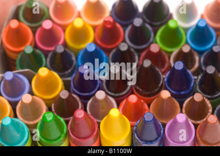 Mehrfarbige Auswahl an Wachsstiftspitzen auf weißem Hintergrund. Stockfoto