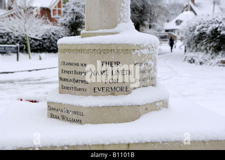 Kriegerdenkmal im Schnee Stockfoto