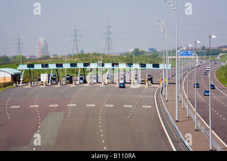 Maut-Autobahn M6 von oben mit Fahrzeugen, die Annäherung an Mautstationen West Midlands England UK Stockfoto