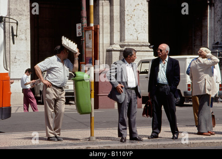 Warten auf eine Straßenbahn in der Praca Do Comercio Baixa Bezirk Lissabon Portugal Stockfoto