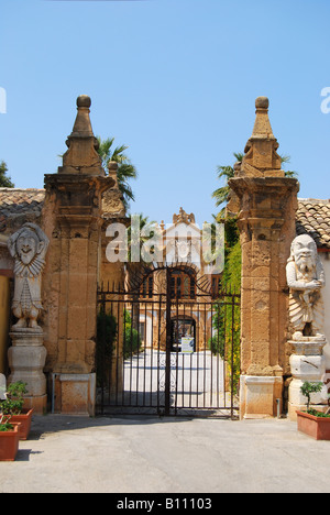 Alten Tore von Villa Palagonia, Piazza Garibaldi, Citta di Bagheria, Provinz Palermo, Sizilien, Italien Stockfoto