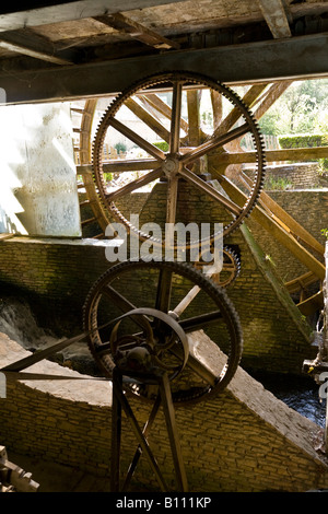 Zahnräder und Schaufelrad bei Fontaine-de-Vaucluse (Vaucluse - Frankreich). Engrenages et Roue À Aubes À Fontaine-de-Vaucluse (Frankreich). Stockfoto