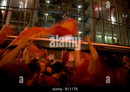 21 Mai MANCHESTER im Delirium Manchester United Fans feiern außerhalb Old Trafford nach ihrem Team die UEFA Champions League gewann Stockfoto