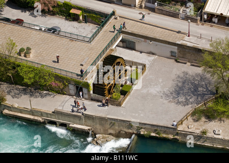 Ein Schaufelrad in Isle auf Sorgue (Vaucluse-Frankreich). Roue À Aubes Dans la Ville de l ' Isle-Sur-la-Sorgue (Vaucluse - Frankreich) Stockfoto