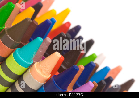 Mehrfarbige Auswahl an Wachsstift-Spitzen, abgewinkelt auf weißem Hintergrund. Stockfoto