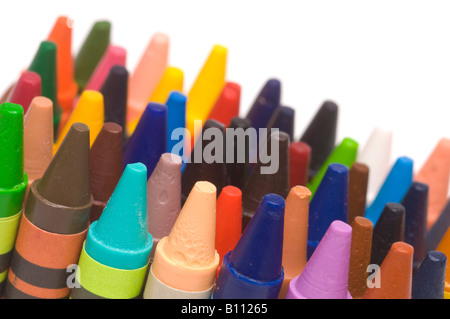 Mehrfarbige Auswahl an Wachsstift-Spitzen, abgewinkelt auf weißem Hintergrund. Stockfoto