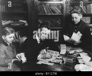 Jungs kaufen Krieg Einsparungen Briefmarken in der Schule während des ersten Weltkriegs. Stockfoto