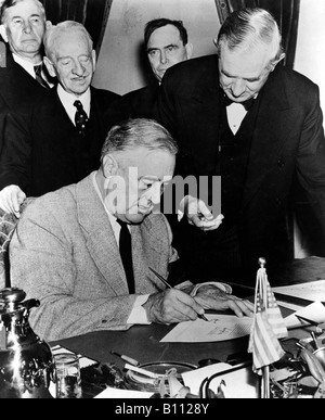 Präsident Roosevelt Unterzeichnung der Erklärung des Krieges gegen Japan im Jahre 1941. Stockfoto