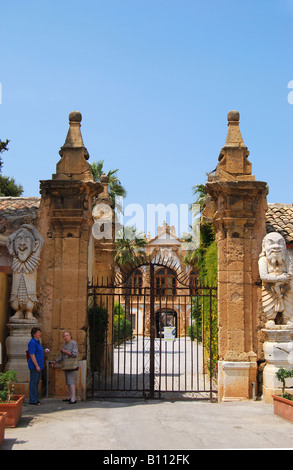 Alten Tore von Villa Palagonia, Piazza Garibaldi, Citta di Bagheria, Provinz Palermo, Sizilien, Italien Stockfoto