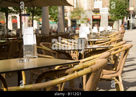 Straßencafé Tische und Stühle Restaurant Café bar Spanisch Stadt Zentrum leben Lebensstil Stil trendy Stockfoto