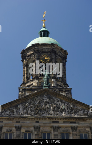 Blick auf den Glockenturm Koninklijk Paleis, Amsterdam, Niederlande Stockfoto