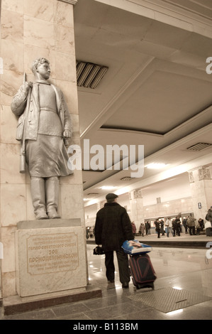 Eine Statue von Zoya Kosmodemyanskaya tapfere Frau parteigängerischen Kämpfer während des zweiten Weltkriegs Partisanskaya u-Bahnstation Moskau Russland Russische Stockfoto