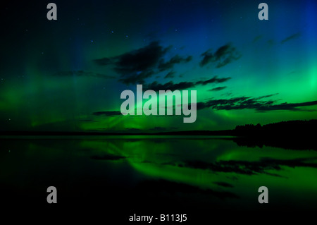 Northern Lights und Sternenhimmel auf ruhigem Wasser See Päijänne, Asikkala, Mittelfinnland Stockfoto