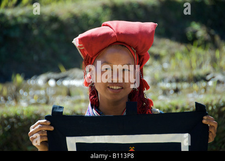 Porträt Red Dzao Frau Katze Cat Tal in der Nähe von Sapa Nordvietnam Stockfoto