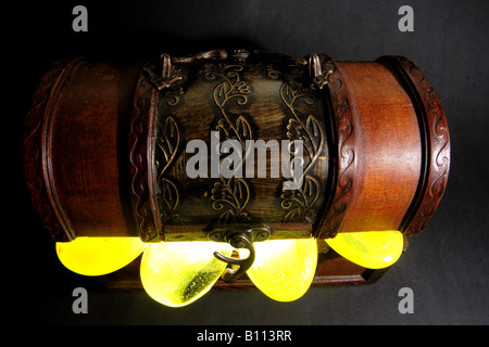 DRAUFSICHT DER SCHATZTRUHE MIT SCHATZ STOSSEN AUS SCHWARZEM HINTERGRUND HORIZONTALE BDB11199 Stockfoto