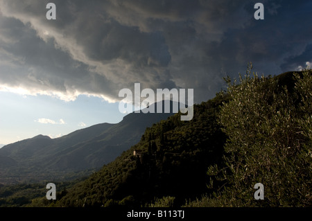 Gewitterwolken über der Apuanischen Alpen in der Toskana Stockfoto