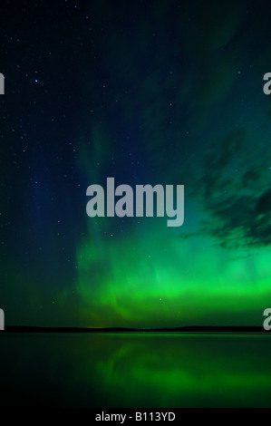 Aurora Borealis und Sternenhimmel auf ruhigem Wasser auf warmen Spätsommer-Nacht in Asikkala, Mittelfinnland Stockfoto