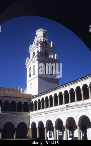 Innenhof der Universität San Francisco Xavier und Turm der Kirche San Miguel, Sucre, Bolivien Stockfoto