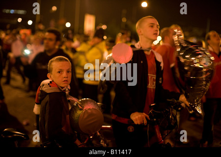 21 Mai MANCHESTER im Delirium Manchester United Fans feiern außerhalb Old Trafford nach ihrem Team die UEFA Champions League gewann Stockfoto