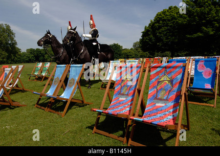 Dutzende von bunten Liegestühlen von führenden Namen aus Kunst und Showgeschäft im Hyde Park in London entworfen. Stockfoto