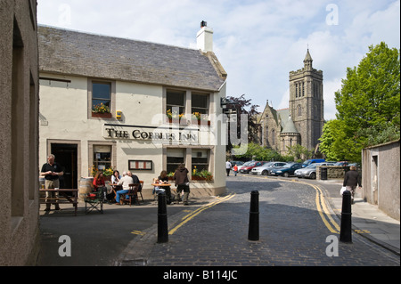 Kelso Schottland traditionelle Altstadt Pub das Kopfsteinpflaster Inn mit Kunden außerhalb Stockfoto