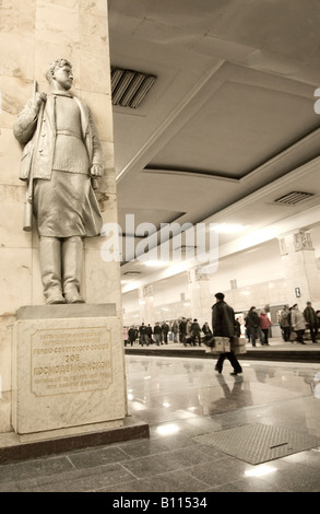 Eine Statue von Zoya Kosmodemyanskaya tapfere Frau parteigängerischen Kämpfer während des zweiten Weltkriegs in Metro-Station "Partisanskaya" Moskau-Russland Stockfoto