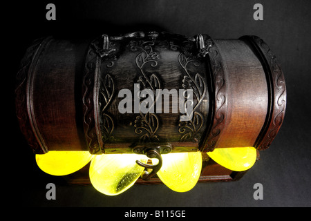 DRAUFSICHT DER SCHATZTRUHE MIT SCHATZ STOSSEN AUS SCHWARZEM HINTERGRUND HORIZONTALE BDB11198 Stockfoto